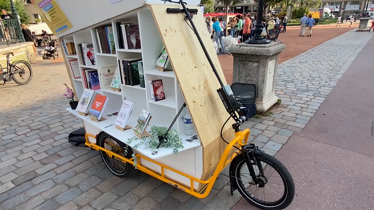 https://veloradio.fr/biblio-take-air-bibliotheque-collaborative-velo-mobile-livres-jean-richard-eliane-azalfack/